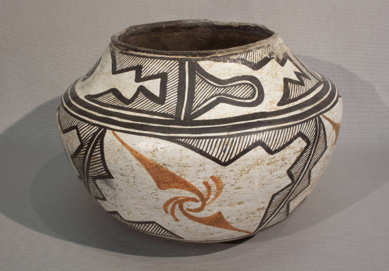 Jar with two fire cloud designs